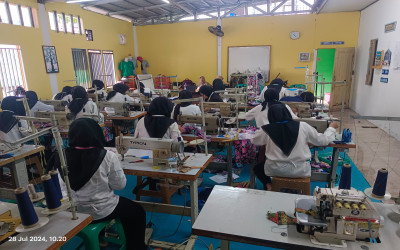 PKBM Alhikmah melaksanakan uji kompetensi menjahit tata busana oleh LSK Tata Busana